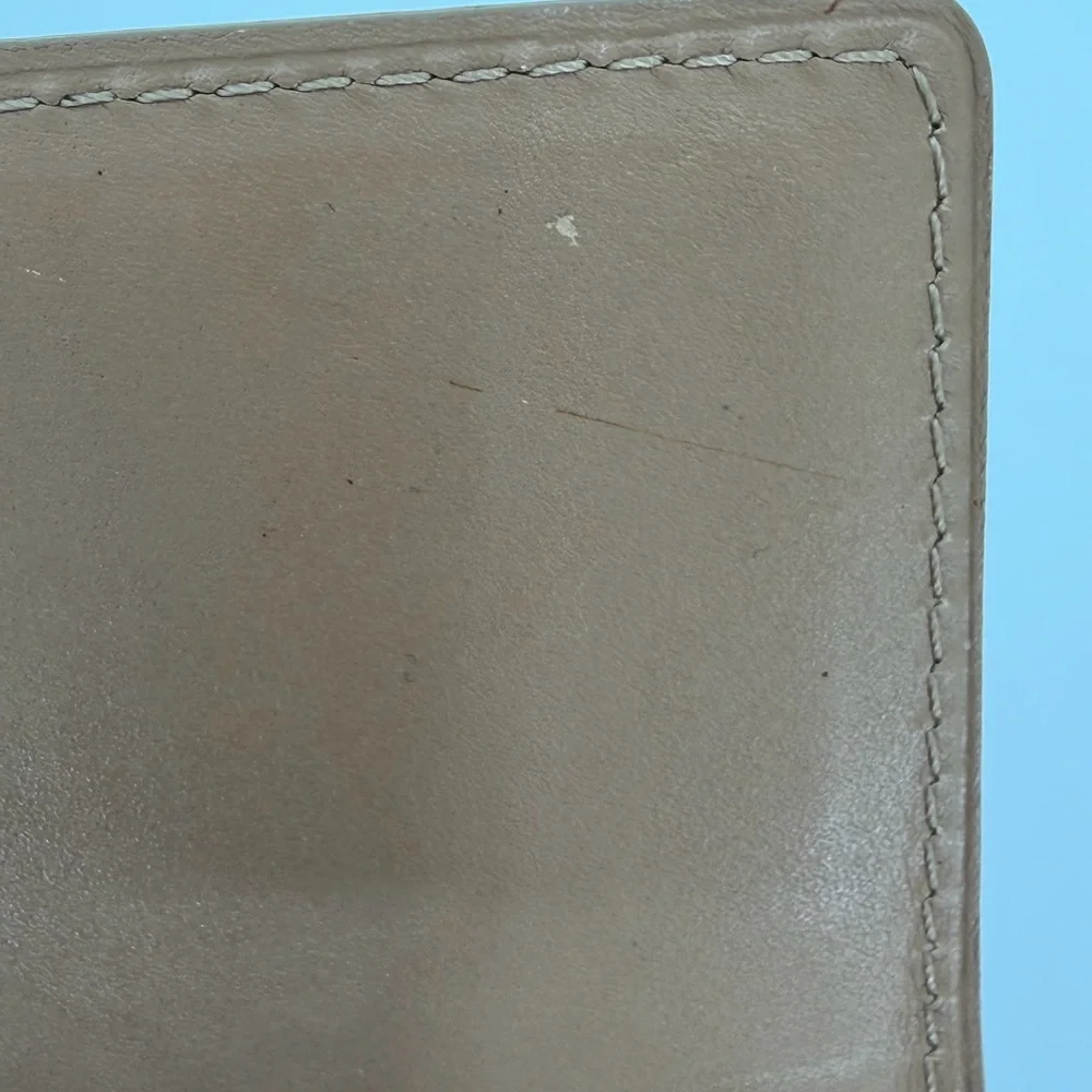LV Elise Latte Vernis Compact Wallet Rare Color in Excellent Condition. - Picture 13 of 15